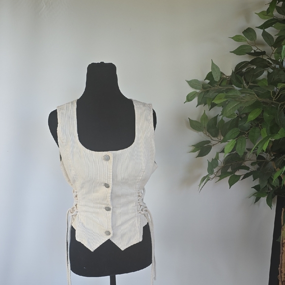 Elegant Cream Button-Front Vest. - Picture 1 of 5